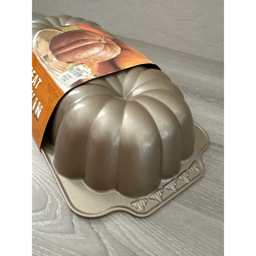 Williams Sonoma The Great Pumpkin Pan Cast Aluminum Nonstick 3D Cake Mold Gold